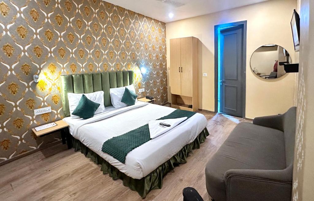 新德里的住宿－Nidra Hotel，一间卧室配有一张大床和一把椅子