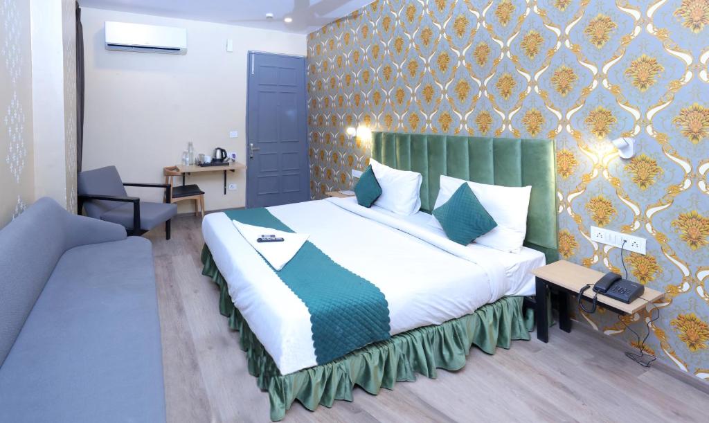 Postel nebo postele na pokoji v ubytování Nidra Hotel, Sector 10, Dwarka,Delhi