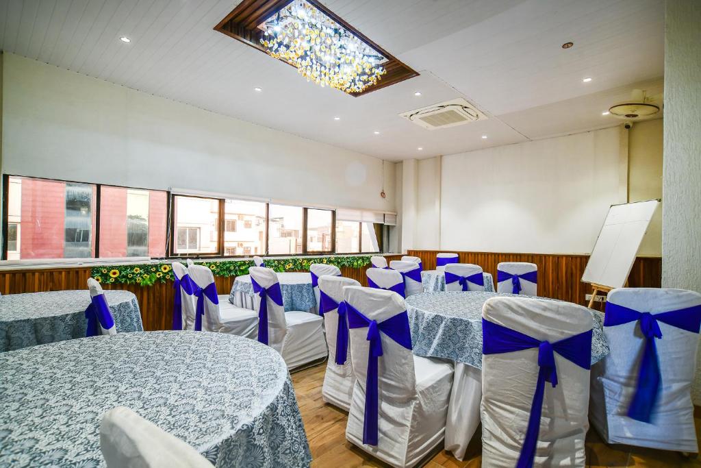 Restaurace v ubytování FabHotel Awadhvue