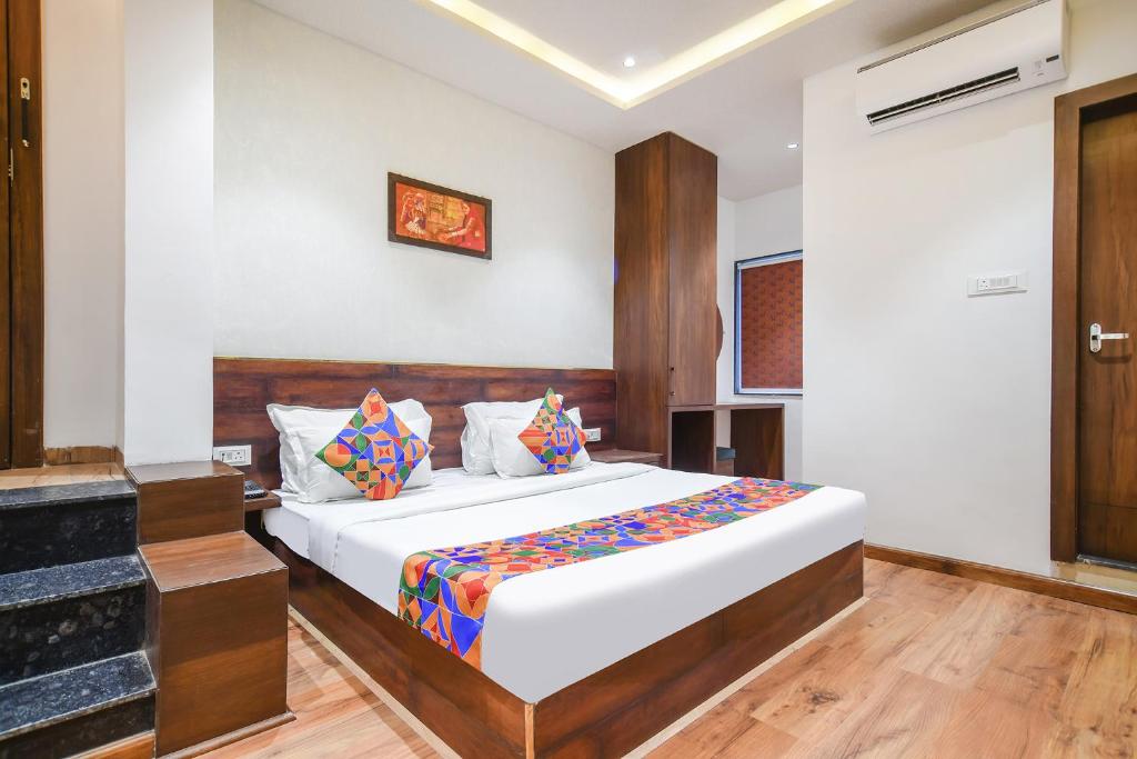 Postel nebo postele na pokoji v ubytování FabHotel Awadhvue