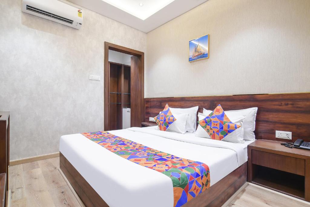 Postel nebo postele na pokoji v ubytování FabHotel Awadhvue