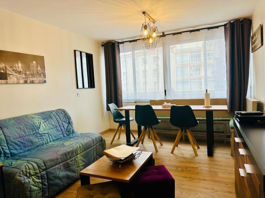 un salon avec un canapé et une table avec des chaises dans l'établissement Fonctionnel - 2 chambres - bien situé à 300m de la Plage - Parking Privé de Juin à Sept, à Canet
