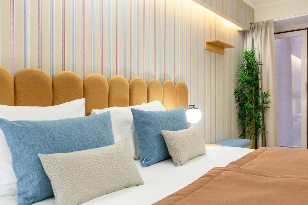 En eller flere senge i et værelse på Designer Retreat- Newly remodelled 1 bedroom apt