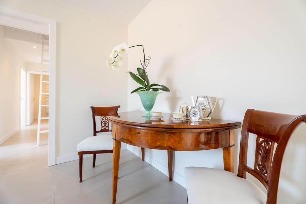 une table à manger avec un vase au-dessus dans l'établissement Le Carré d Or Appartement Terrasse vue Cathédrale, à Strasbourg
