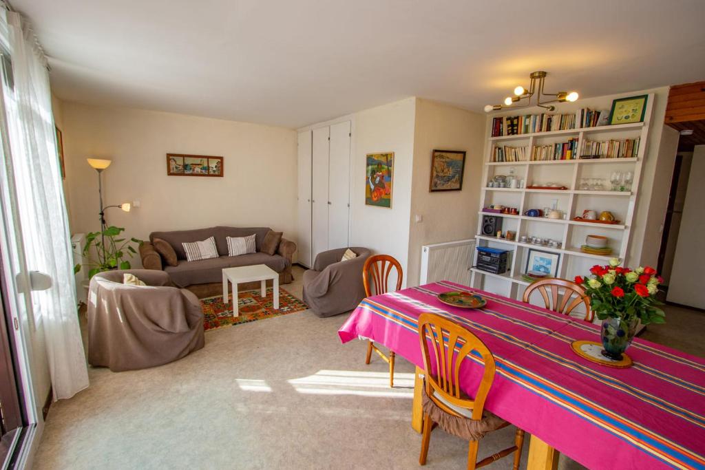 un salon avec une table et un canapé dans l'établissement Residence Erdian, à Hendaye