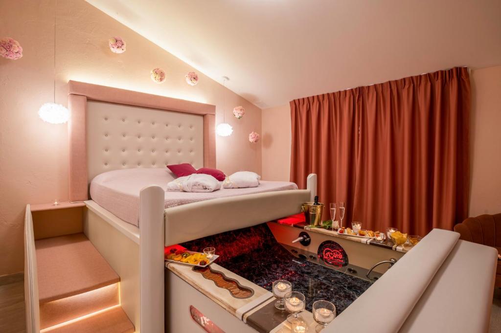 Hotel Butterfly - Il Nido d'Amore Bologna في Monzuno: غرفة نوم مع سرير بطابقين في غرفة