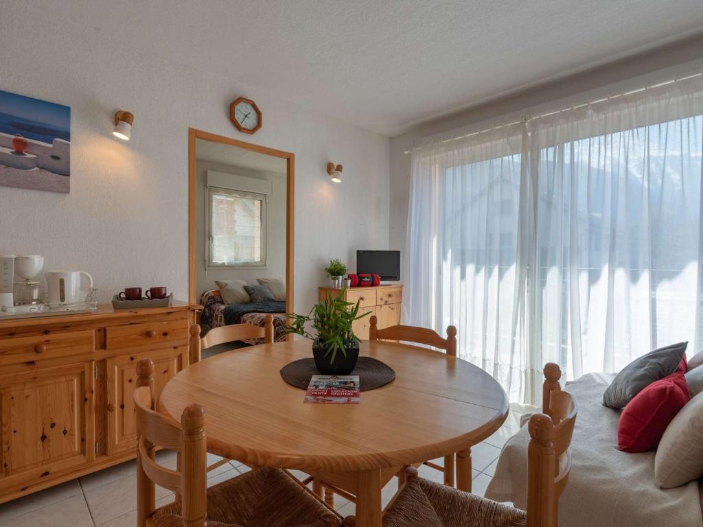 un salon avec une table et un canapé dans l'établissement Appartement confortable 4 pers, Saint-Lary, proche pistes et commodités - FR-1-296-212, à Saint-Lary-Soulan
