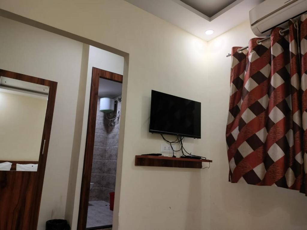 TV a/nebo společenská místnost v ubytování Hotel Holiday Express