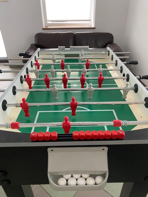 Herňa v ubytovaní Riverside Stay at Stary Rynek - billiards, foosball and arcade games