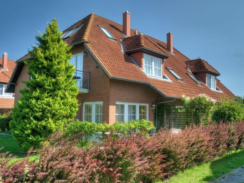 a house with a shingled roof at By the golf course in Wulfen on Fehmarn in Fehmarn
