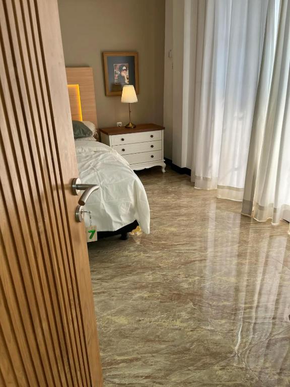 Postel nebo postele na pokoji v ubytování Kallista Villas Kalibaru