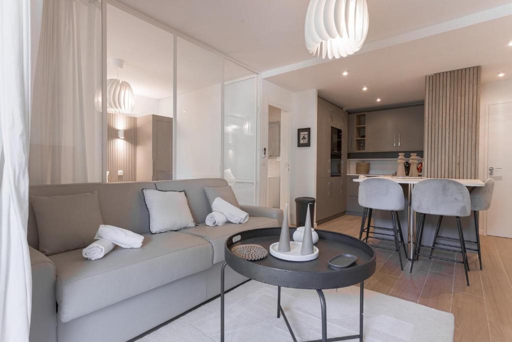 un salon avec un canapé et une table dans l'établissement LE MAJORELLE appartement de design avec externe, à Cannes