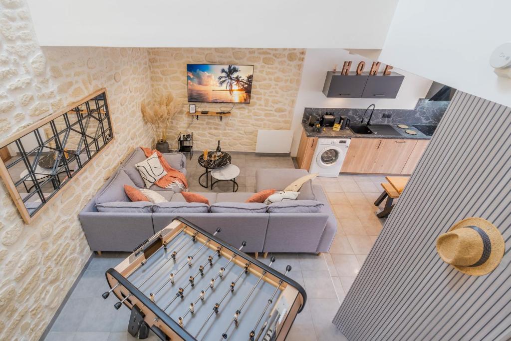 widok na salon i kuchnię w obiekcie Seven's House w mieście Villers-sur-Mer