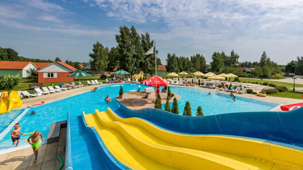 duży basen ze zjeżdżalnią w parku wodnym w obiekcie Holiday Park Kacze Stawy w Łebie