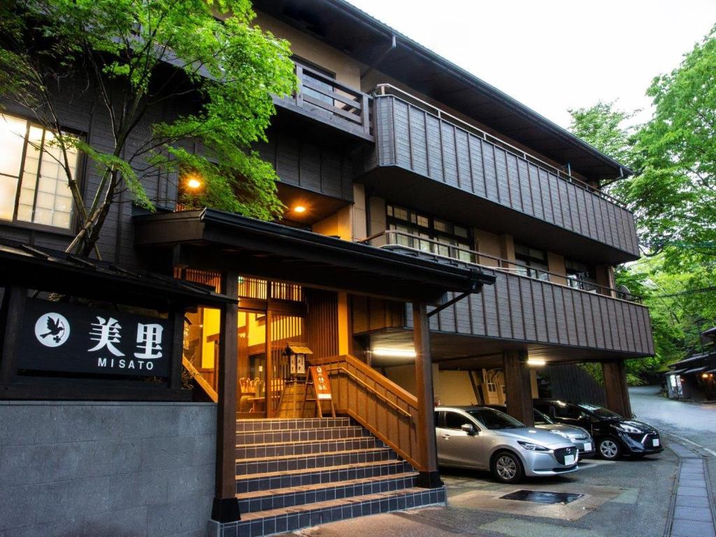 een gebouw waar een auto voor geparkeerd staat bij Wafu Ryokan Misato in Minamioguni
