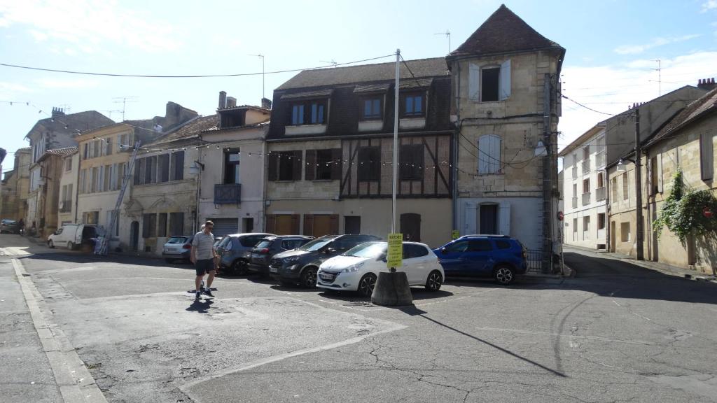 un homme qui monte sur un skateboard dans une rue avec des voitures garées dans l'établissement STUDIOS, à Bergerac