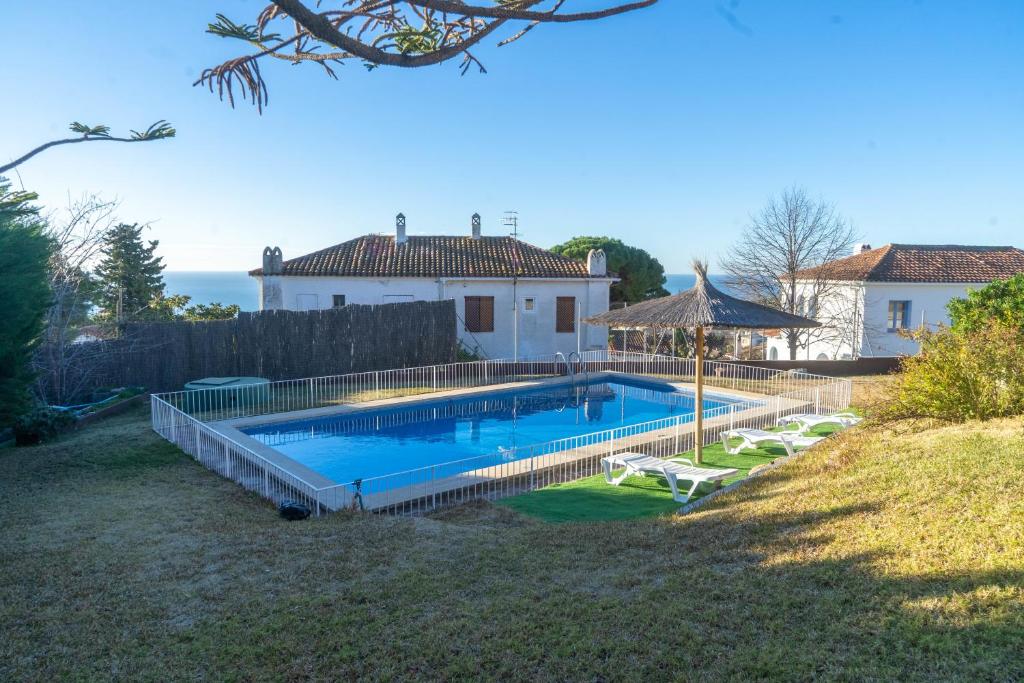una piscina en el patio trasero de una casa en Villa Radiante 10 de la playa en Sant Vicenç de Montalt