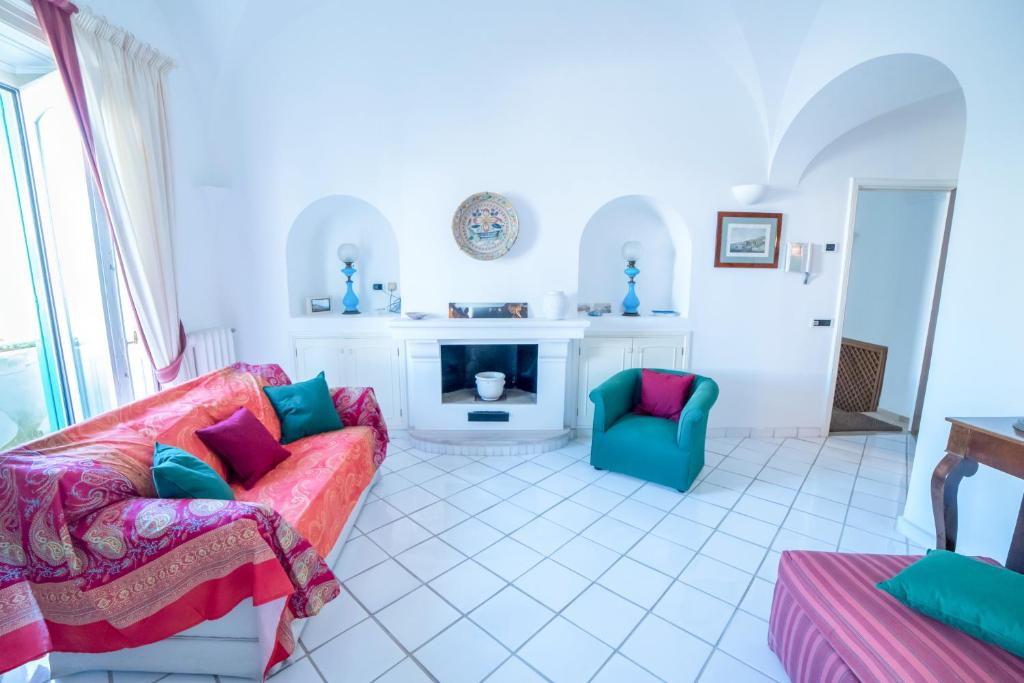 sala de estar con sofá y chimenea en House via Orlandi for 5 people en Anacapri