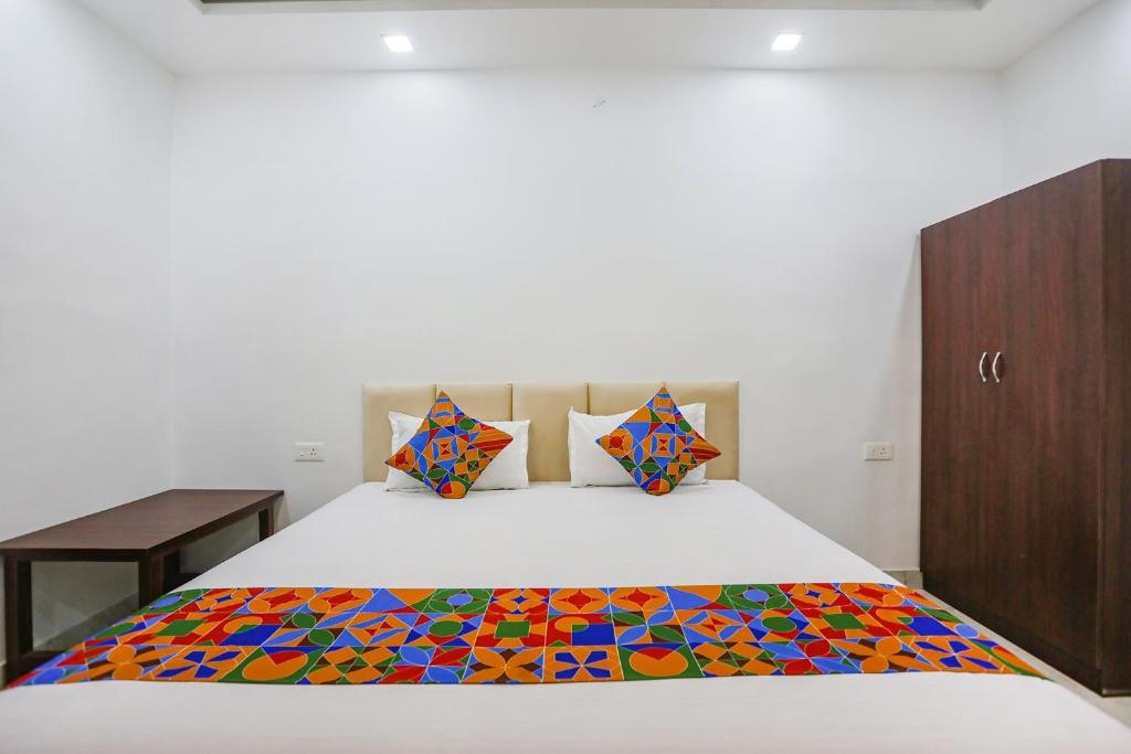 Postel nebo postele na pokoji v ubytování FabHotel JP Villa