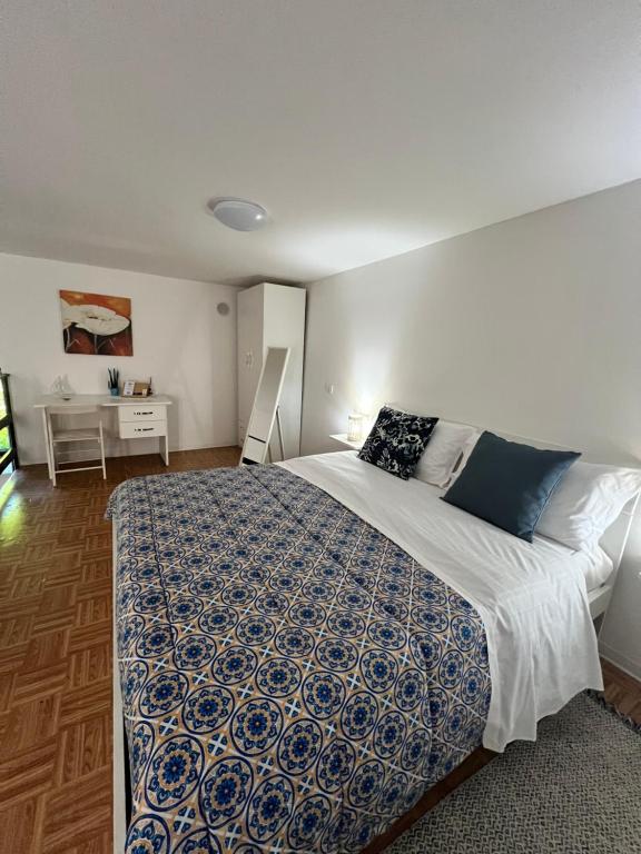 um quarto com uma cama com um edredão azul e branco em Casetta San Leo em Vietri
