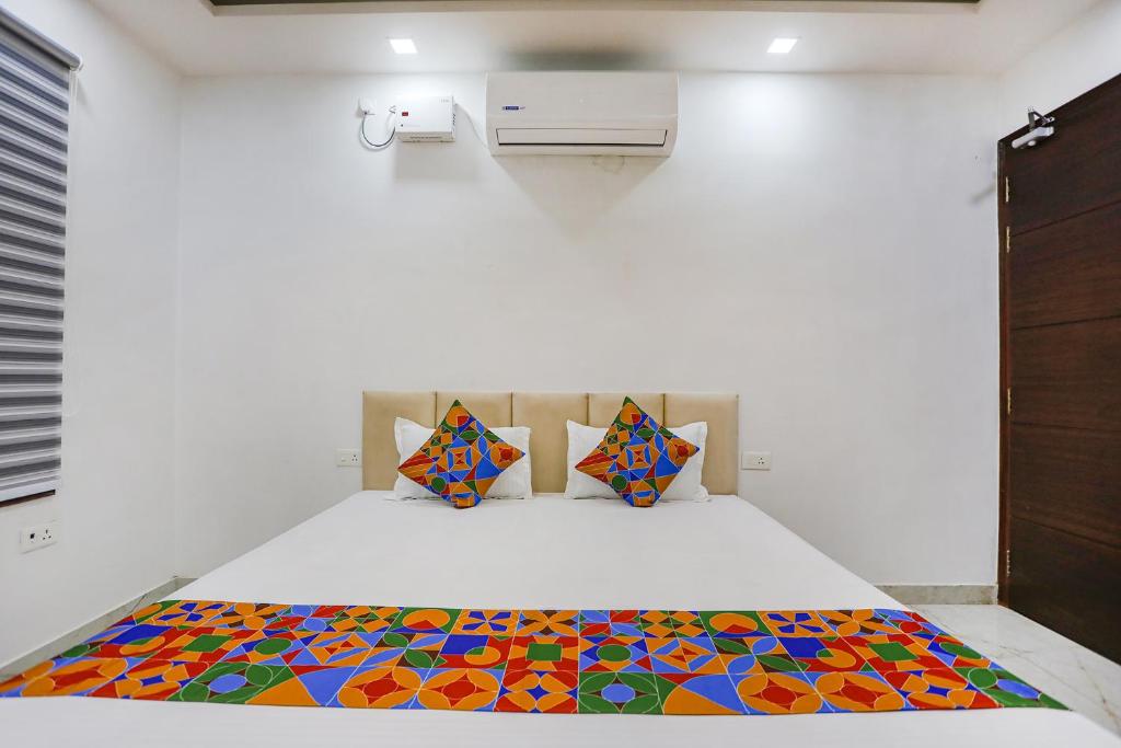 Postel nebo postele na pokoji v ubytování FabHotel JP Villa