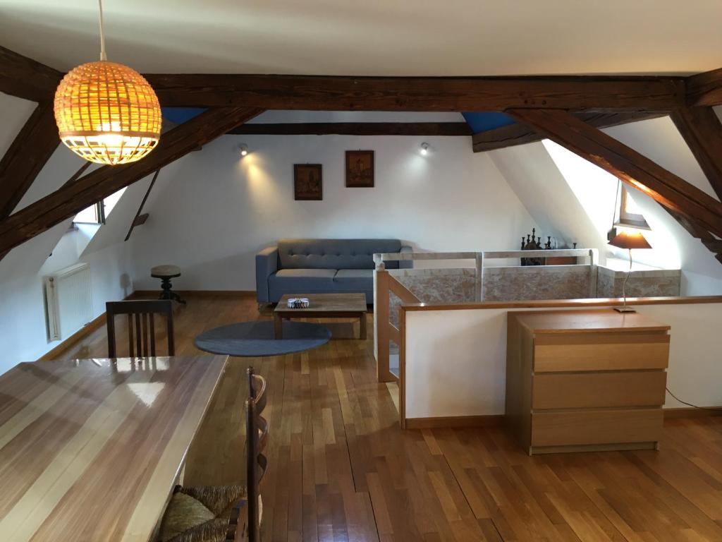- une cuisine et un salon mansardés dans l'établissement L'écureuil, à Dambach-la-Ville