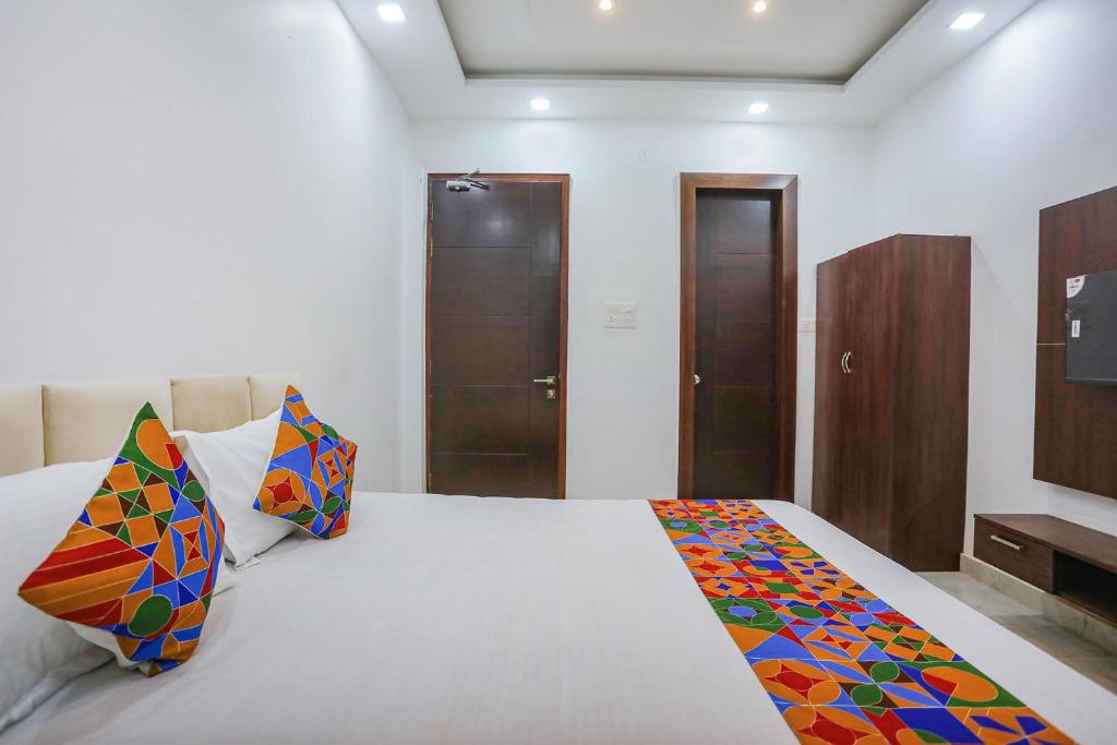 Postel nebo postele na pokoji v ubytování FabHotel JP Villa