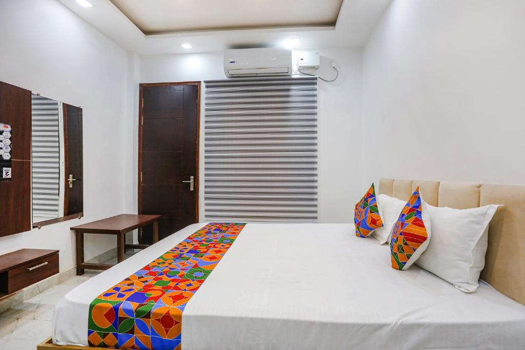 Postel nebo postele na pokoji v ubytování FabHotel JP Villa
