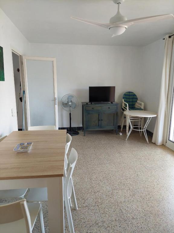 TV a/nebo společenská místnost v ubytování LV REAL ESTATE Cye II