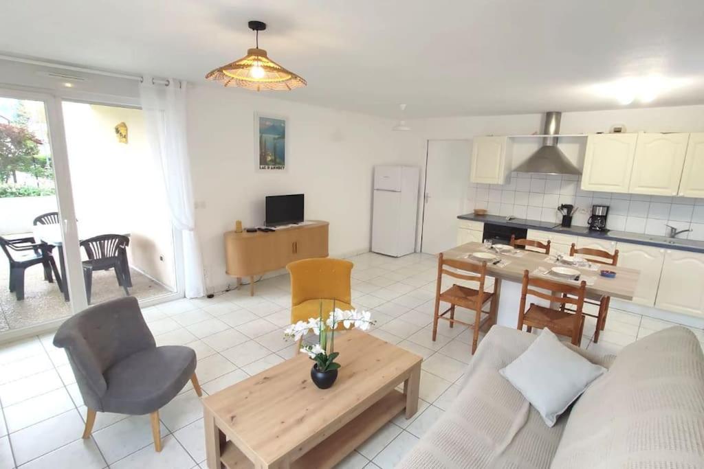 un salon avec un canapé et une table dans l'établissement Appartement T3 classé trois étoiles au calme de plain-pied au centre Doussard avec vue sur montagne, lac Annecy à proximité, à Doussard