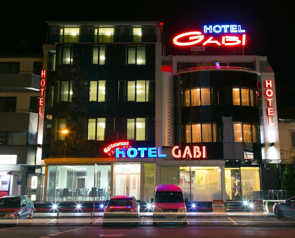 un hotel con coches aparcados delante de él por la noche en Hotel Gabi, en Plovdiv