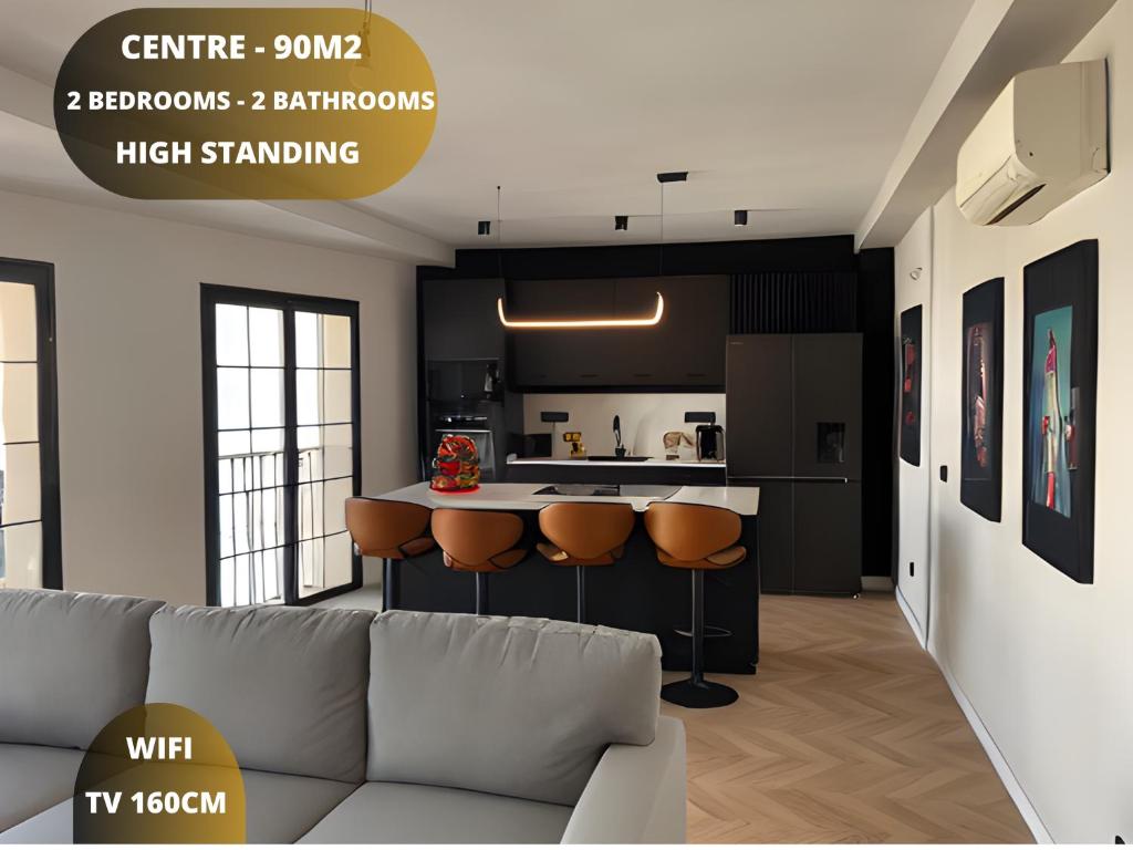 sala de estar con sofá y cocina en House of Maximus - High standing - Centre 90m2 en Torremolinos