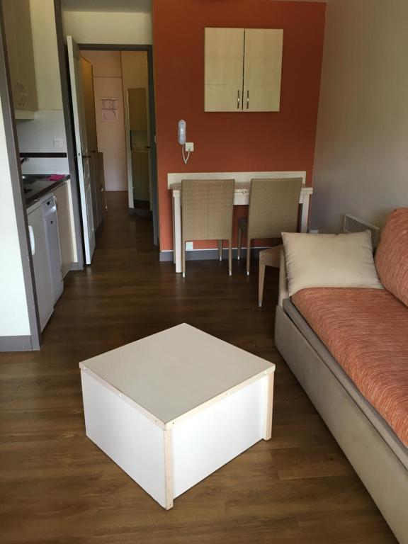 un salon avec un canapé et une table dans l'établissement Joli meublé T2 au Cap Esterel vue Esterel et mer, à Agay
