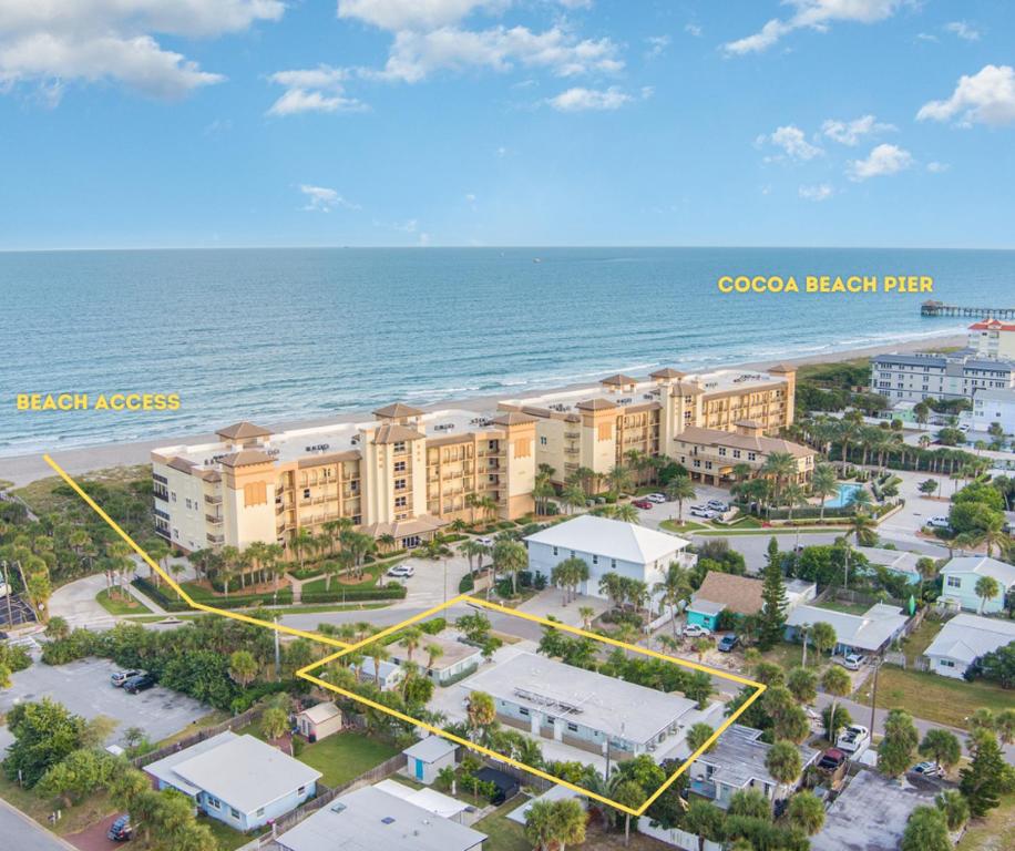 una vista aérea de un complejo cerca del océano en Boutique Vacation Rental Complex At Beach, en Cocoa Beach