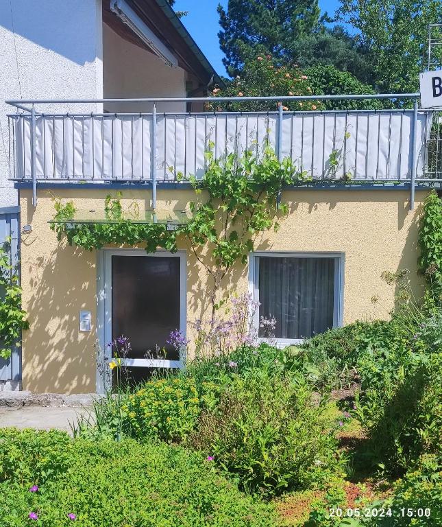 a building with a balcony on top of it at Ferienwohnung Besenfelder in Notzingen