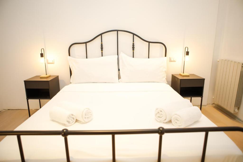 a bedroom with a large white bed with towels on it at Magikrooms Kandy in Rome