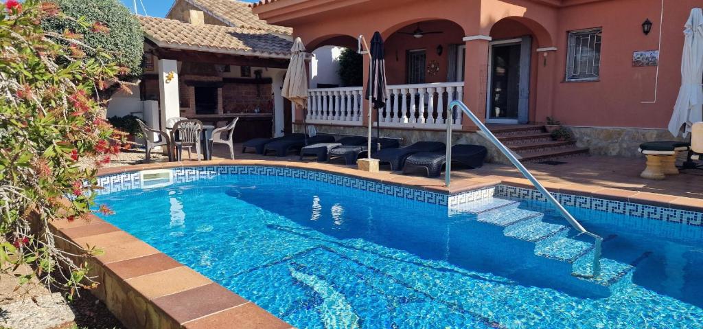 uma piscina em frente a uma casa em Riumar "El Cazador", 200m to beach, private pool, On-Site-Service, dog beach em Riumar