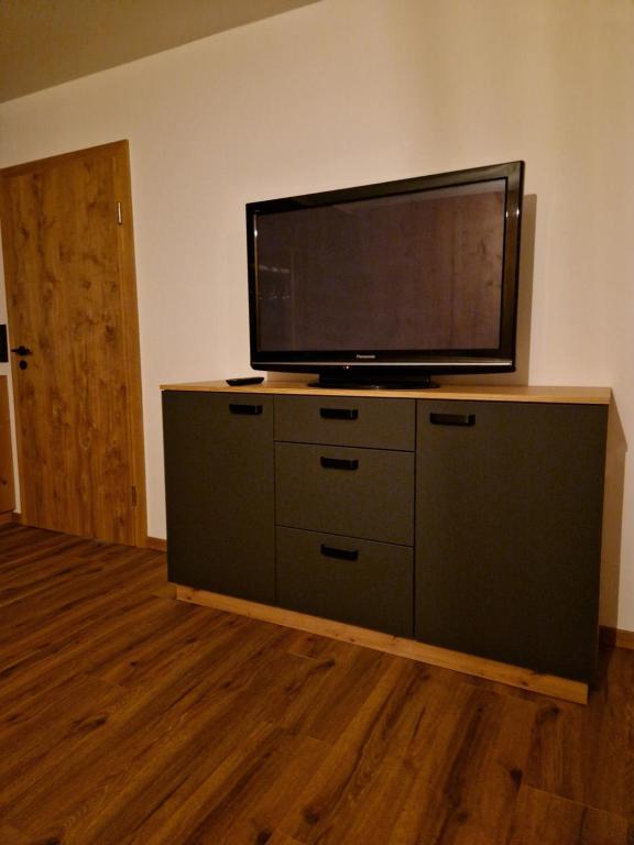 a flat screen tv sitting on top of a dresser at Haus Rätikon in Brand