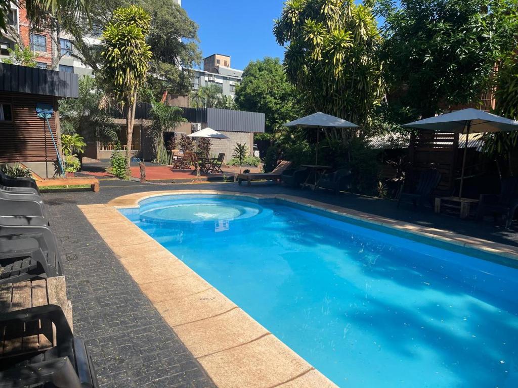 uma grande piscina com água azul em HOTEL BL em Porto Iguaçu