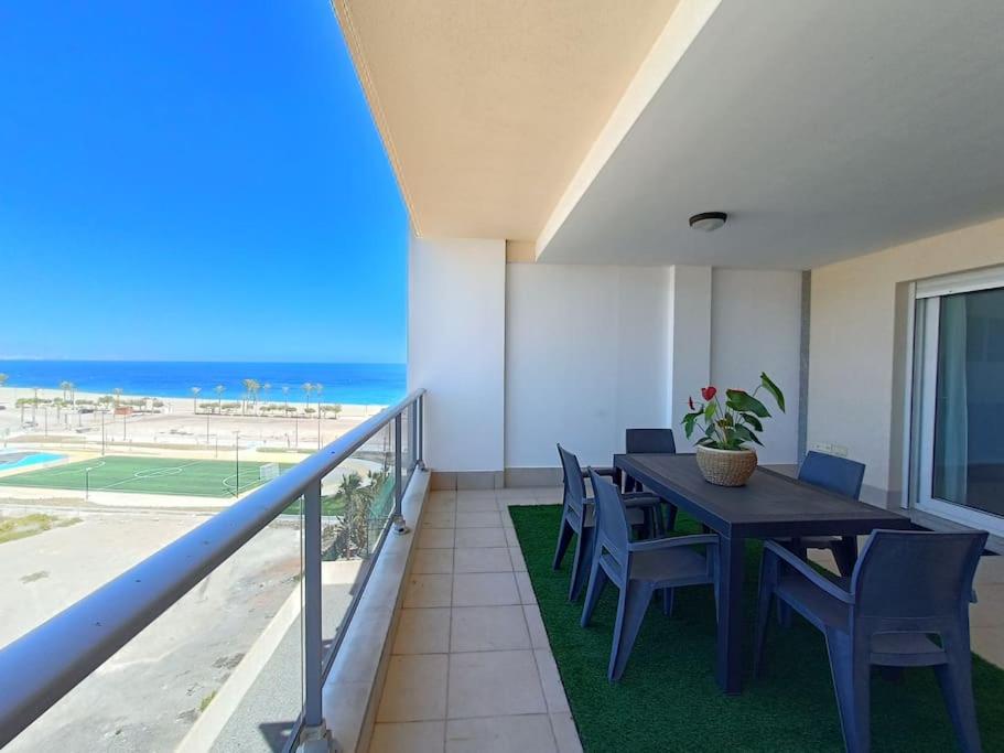Un balcon sau o terasă la Mar y Sal 11 Suites, gran terraza con vistas al mar, 2 Hab y piscina