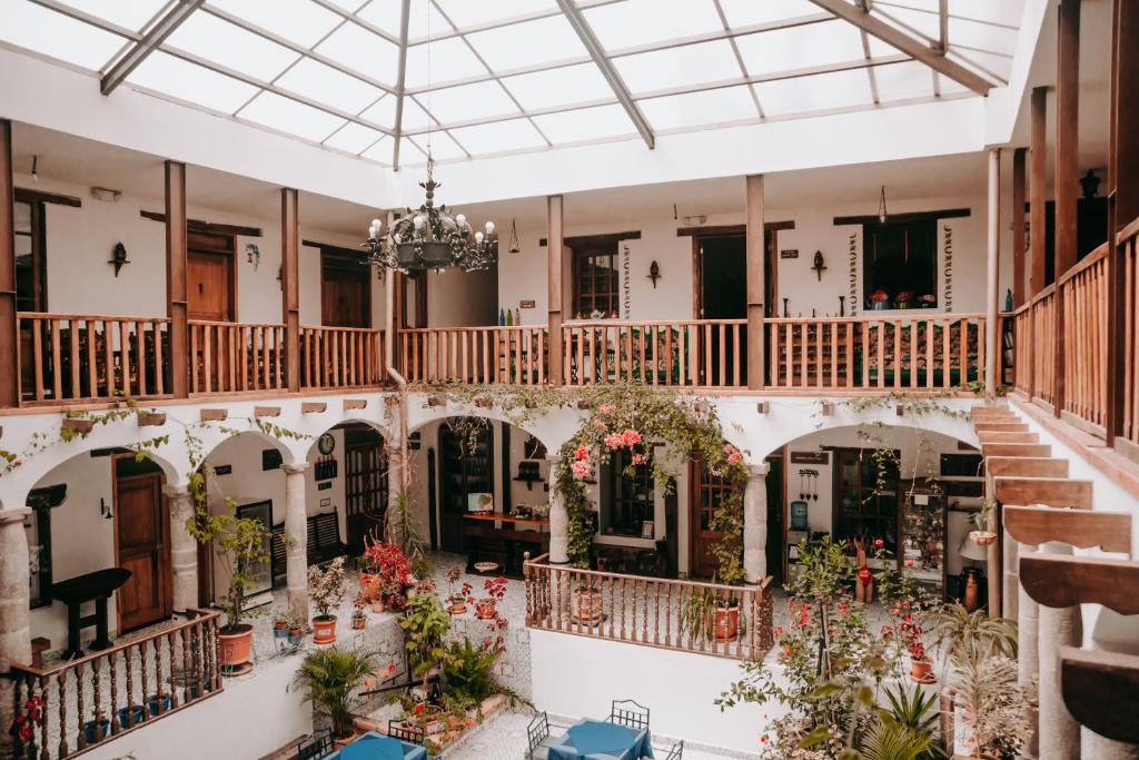 基多的住宿－Hotel Casa Alquimia，享有带吊灯的建筑中庭的景色