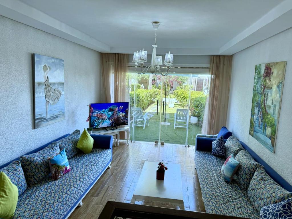TV a/nebo společenská místnost v ubytování Excelent Chalet Triplex in Kasr Rimal-Kabila Tetouan