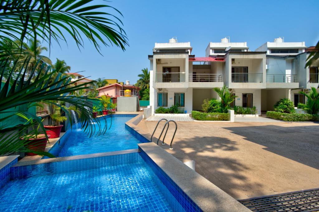 - une piscine en face d'une villa dans l'établissement Luxury 3BHK Villa With Swimming Pool in Candolim, à Candolim