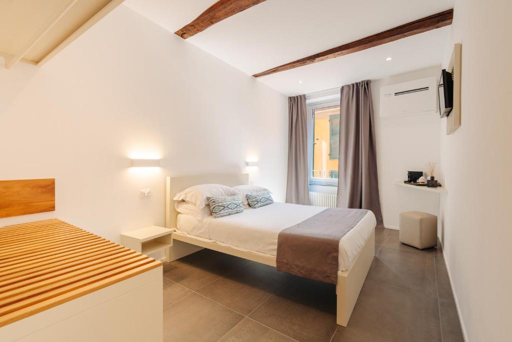una piccola camera con letto e finestra di OBLO' Guesthouse a Portovenere
