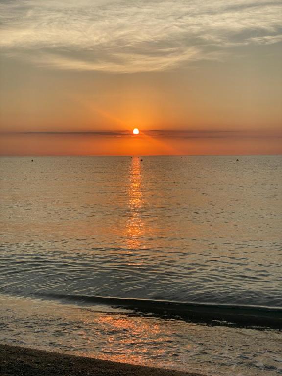 um pôr do sol na praia com o pôr do sol em Kon Tiki em Saint-Tropez