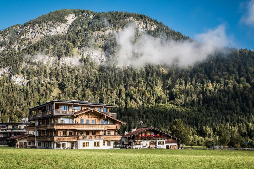 Nespecifikovaný výhled na hory nebo výhled na hory při pohledu z aparthotelu