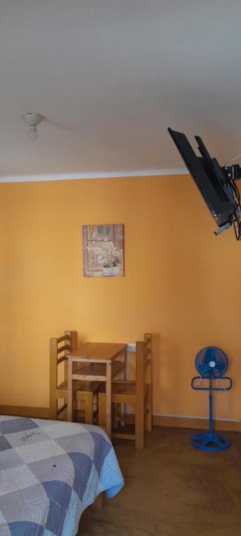 Postel nebo postele na pokoji v ubytování Brabant Hostal