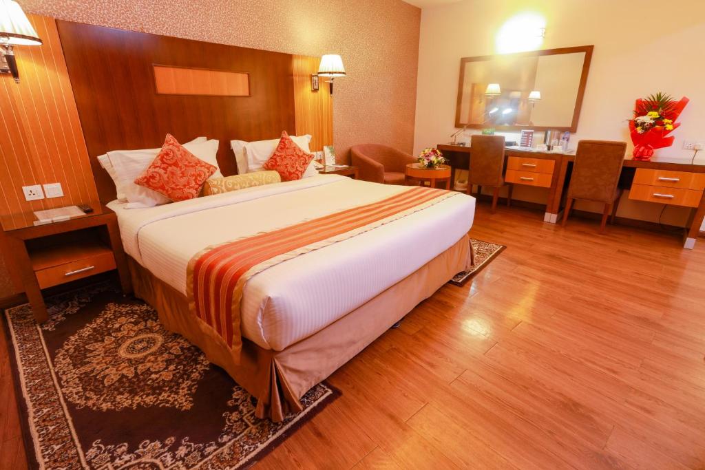 a bedroom with a large bed in a hotel room at Fortune Pearl Hotel in Dubai