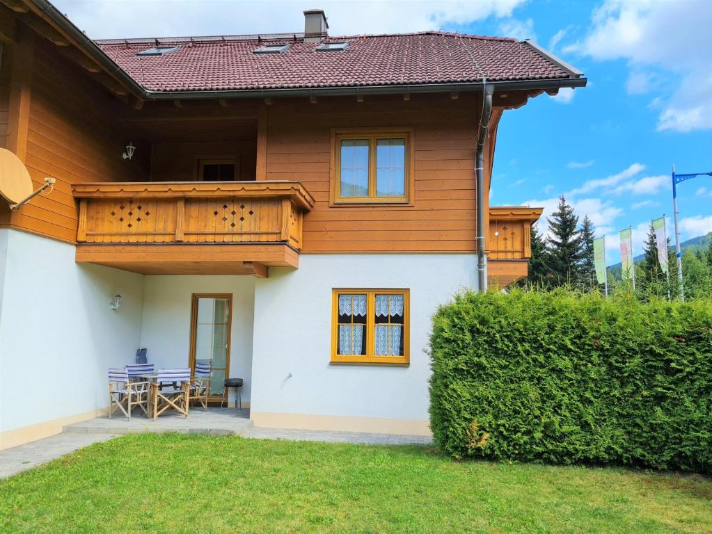une maison avec un toit en bois et une terrasse dans l'établissement Haus Renata by Globalimmoservice, à Bad Kleinkirchheim