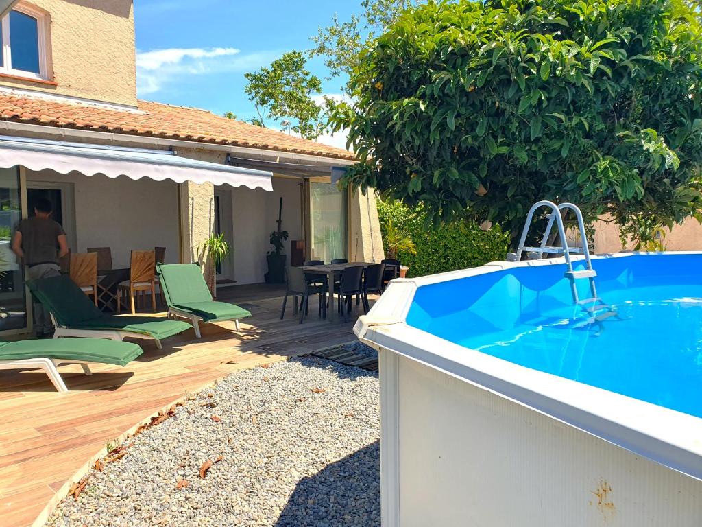 une piscine dans l'arrière-cour d'une maison dans l'établissement Villa climatisée avec piscine proche des plages, à La Crau
